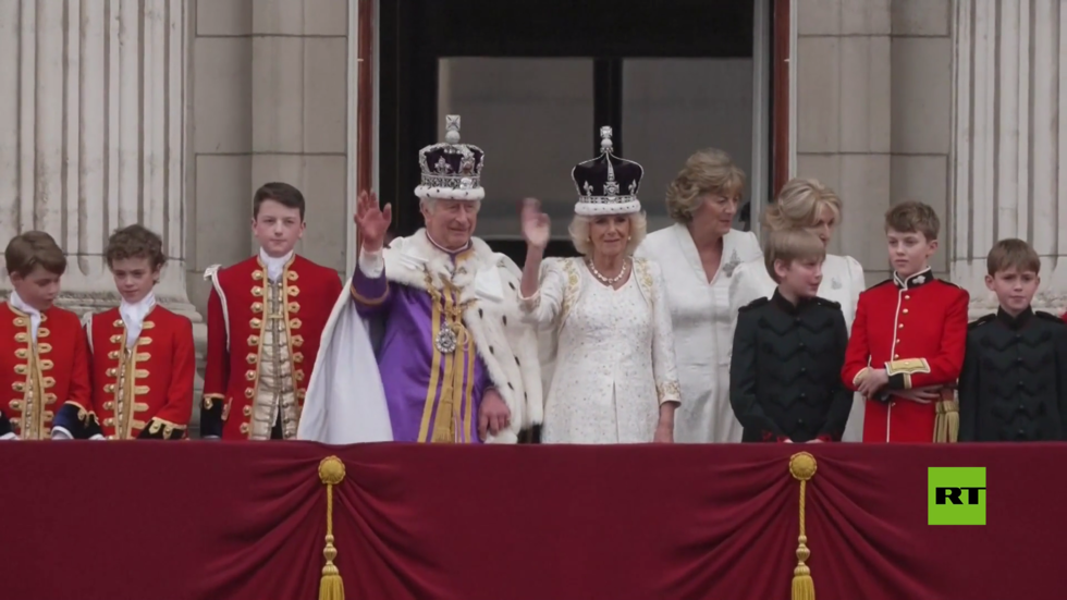 بعد انتهاء مراسم التتويج.. العائلة المليكة تتفرج على تحليق طائرات حربية من شرفة قصر بوكهنغام