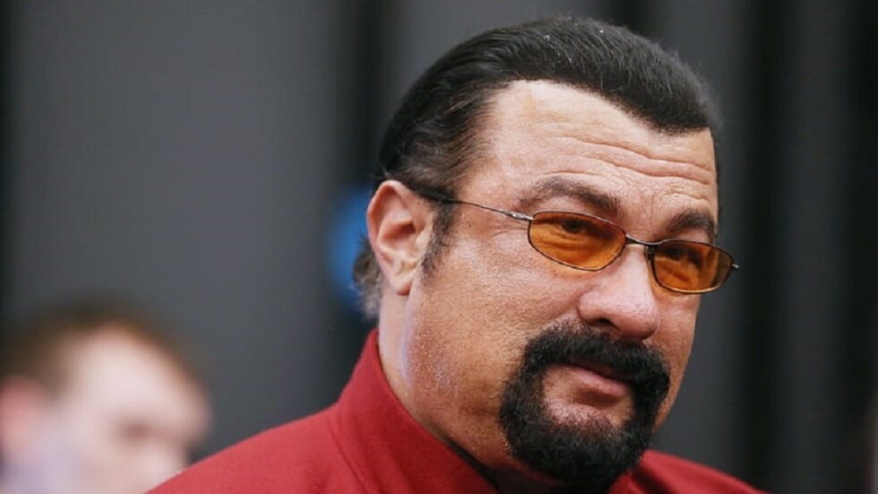 ستيفن سيغال يعلن التحضير لفيلم وثائقي حول العملية العسكرية الروسية في أوكرانيا