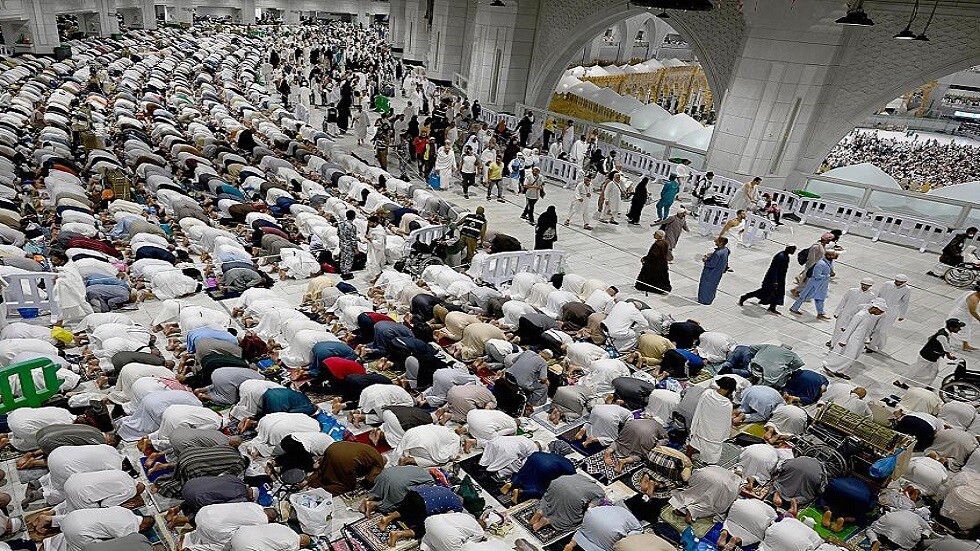 100 معتمر جزائري بعملية احتيال يجدون أنفسهم في الشارع بمكة