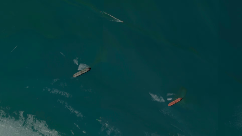 صور أقمار صناعية تظهر ناقلتين تحتجزهما إيران قبالة بندر عباس