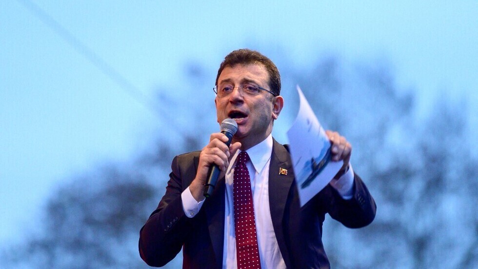 رشق عمدة إسطنبول المعارض بالحجارة أثناء تجمع انتخابي في مدينة أرضروم التركية (فيديو)