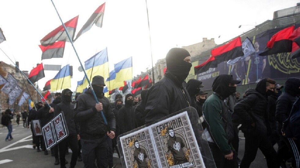 صحفي أمريكي يشرح لماذا يبرر الغرب جرائم النازيين الأوكرانيين الجدد