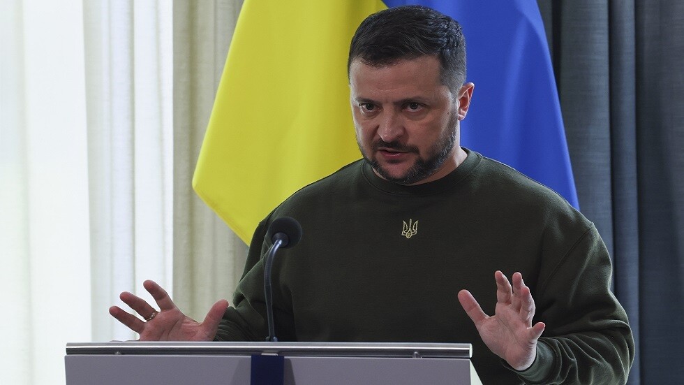 زيلينسكي يسعى لتقديم عقارب الساعة بشأن يوم النصر