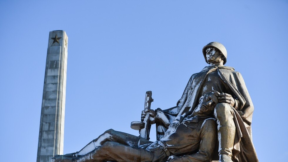 تدنيس مقبرة تذكارية للجنود السوفيت في وارسو