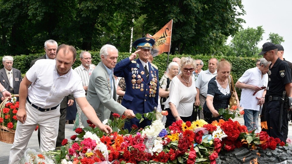 أوكرانيون يضعون الزهور عند "الشعلة الخالدة" في كييف