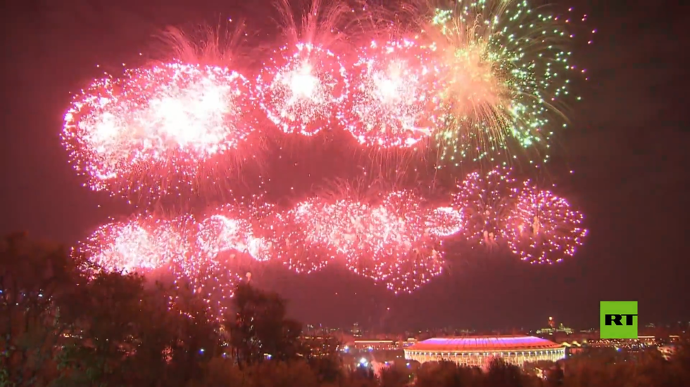 ألعاب نارية تضيء وتزيّن سماء موسكو في عيد النصر