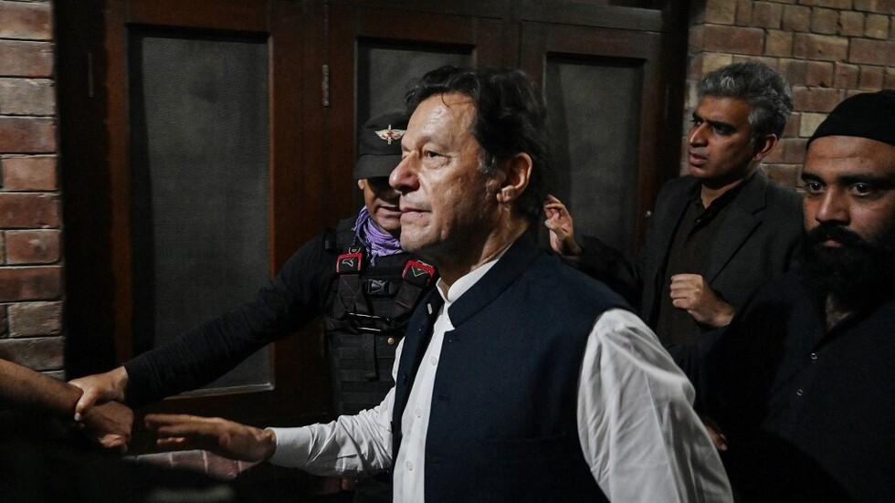 باكستان.. عمران خان يمثل أمام محكمة خاصة