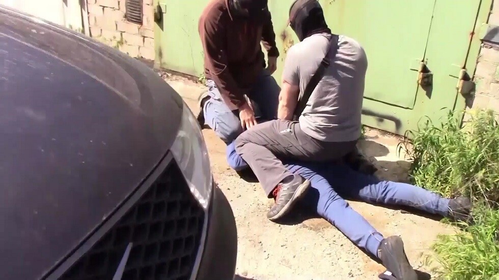 الأمن الروسي يعتقل مخربا أوكرانيا خطط لاغتيال مسؤول في شرطة زابوروجيه (فيديو)