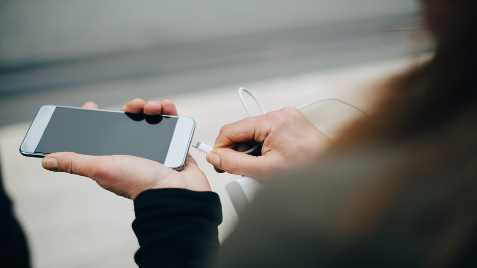 لماذا لا يجب عليك أبدا شحن هاتفك أثناء وضع الغلاف الواقي!