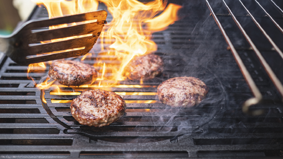 "تحذير لمحبي الشواء".. العلماء يخشون "خطرا صحيا" قد ينجم عن شي اللحم!