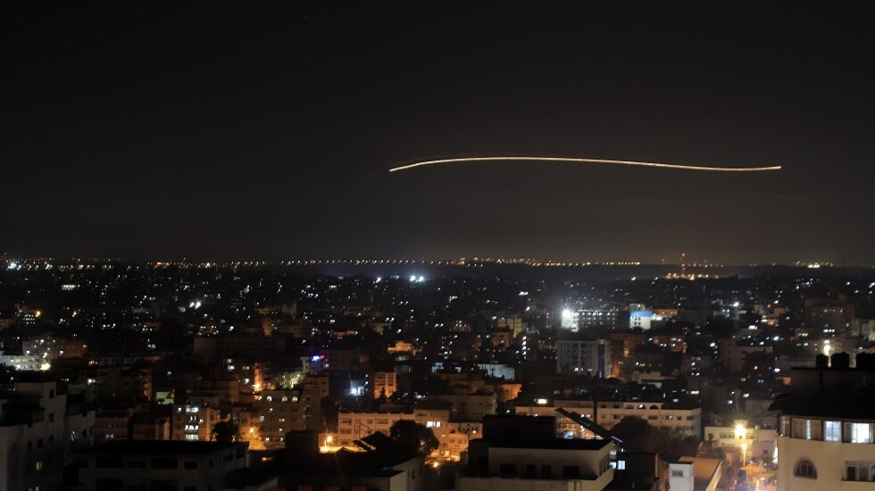 مراسلتنا: 16 إصابة نتيجة سقوط صواريخ من غزة على عسقلان (فيديو)