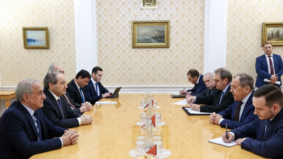 لافروف يبحث مع المقداد دفع التسوية الشاملة للأزمة السورية