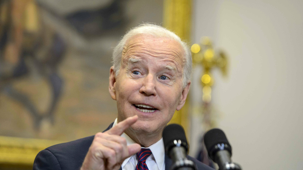 بعد تهديده للعالم.. بايدن يواجه مهمة مستحيلة أخرى في إيجاد طريقه (فيديو)