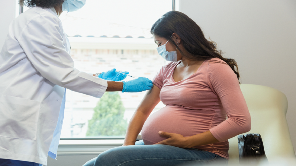 تحذير من لقاح تنتجه شركة فايزر للحوامل قد يزيد من مخاطر الولادة المبكرة!