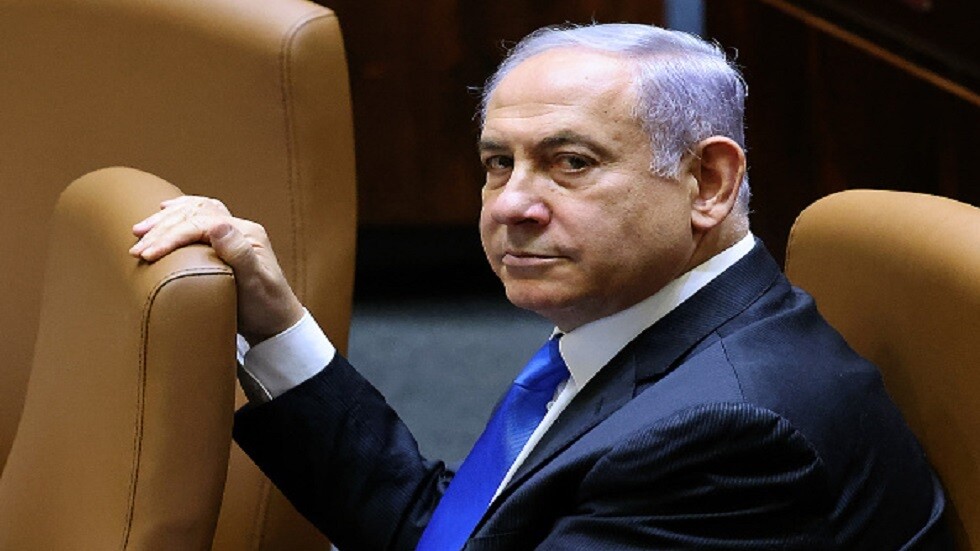 نتنياهو يعقد اجتماعا عاجلا بوزير الدفاع لبحث الضربات الصاروخية ويطلب من الإسرائيليين انتظار تعليمات