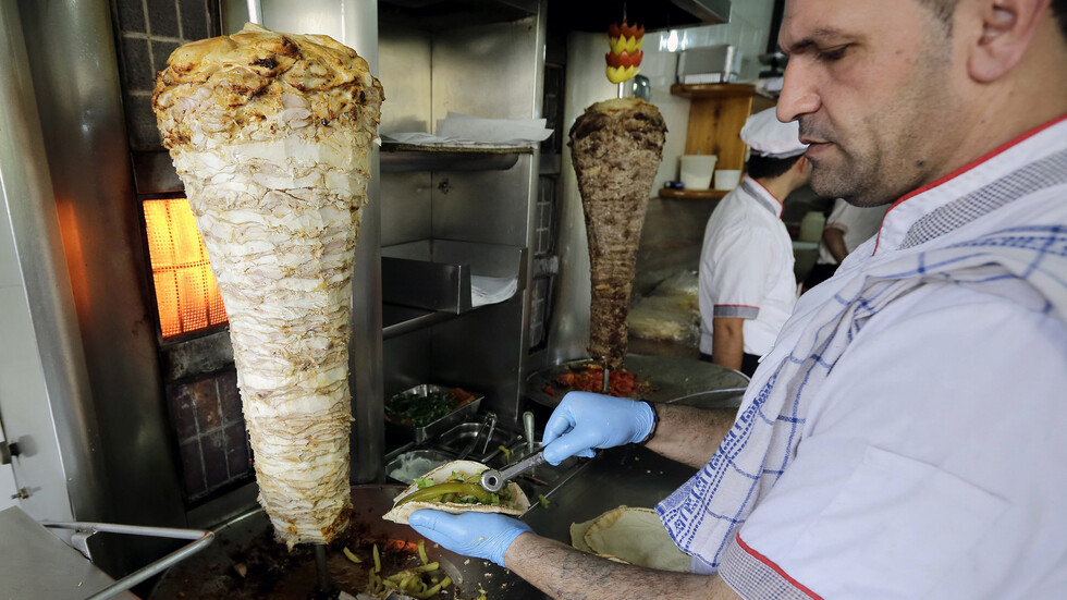 رئيس لجنة الشؤون الخارجية بالكونغرس يسأل عن أطيب شاورما بالشرق الأوسط ومرشحة لمنصب سفيرة تجيب(فيديو)