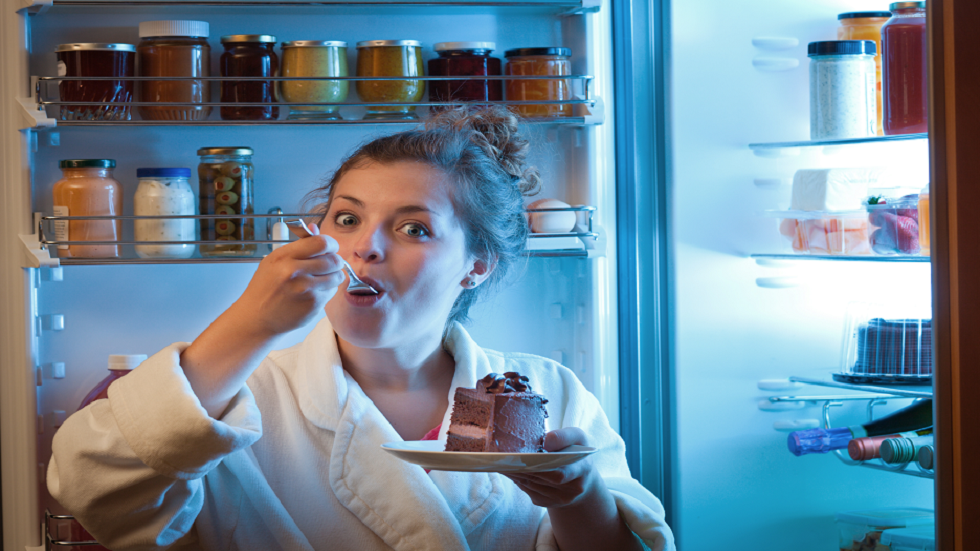 دراسة محبطة حول تناول الطعام في وقت متأخر من اليوم!