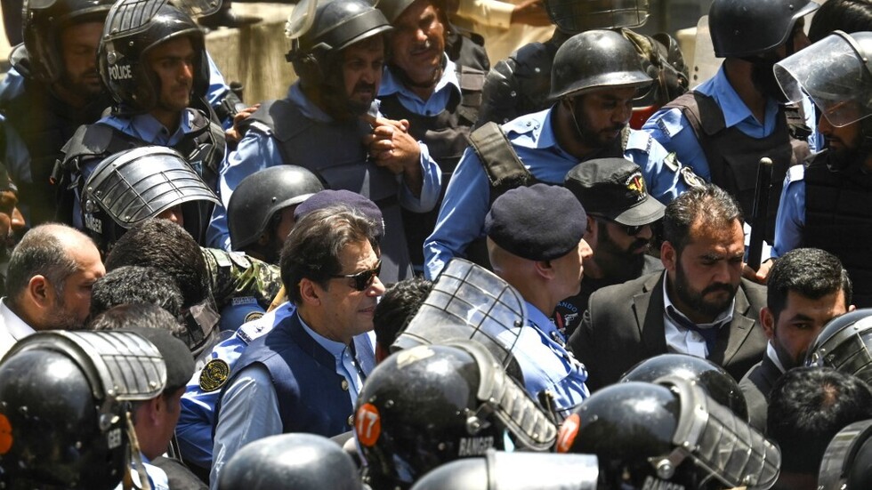 الإفراج عن عمران خان بكفالة بعد إلغاء توقيفه