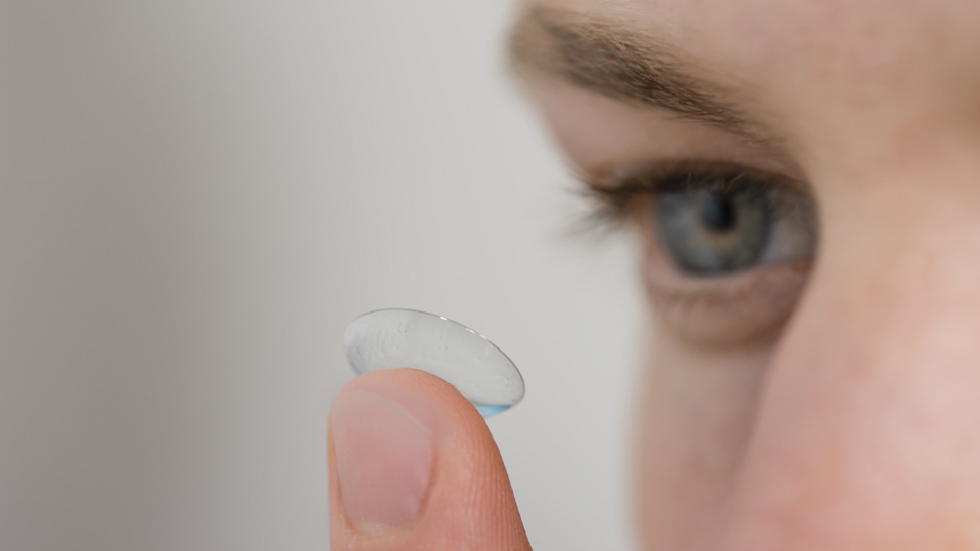 خبراء يحذرون.. عدساتك اللاصقة قد تكون مصدرا خفيا لـ