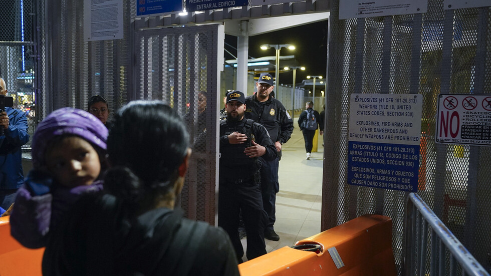 حاكم تكساس يتهم إدارة بايدن بأزمة الهجرة