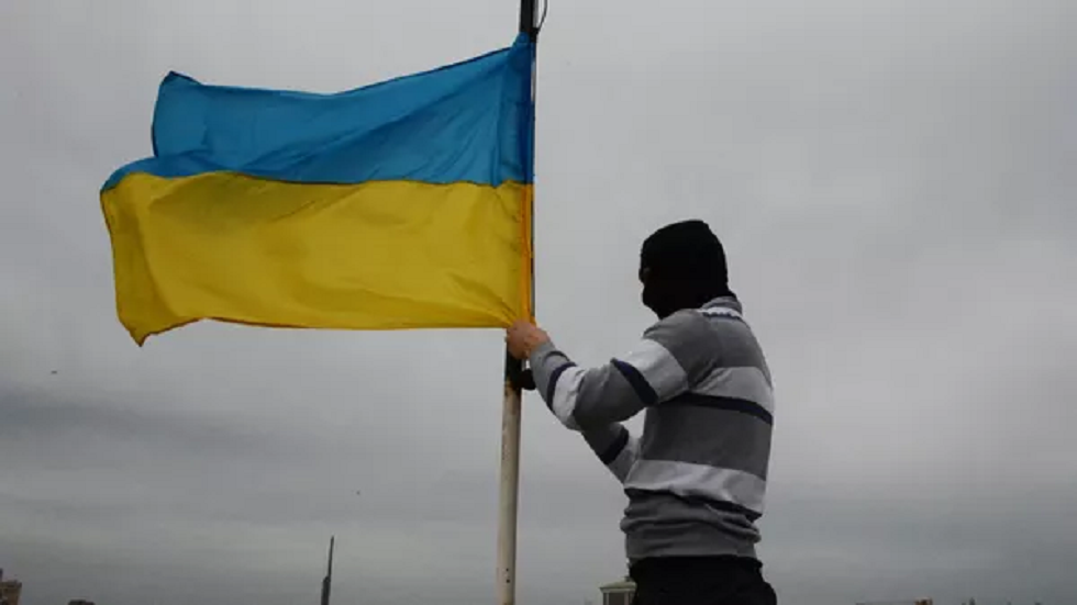 سكان نيويورك يغيرون الملصقات الداعمة لأوكرانيا ويطالبون بدعم الرئيس بوتين عوضا عن ذلك (صور)