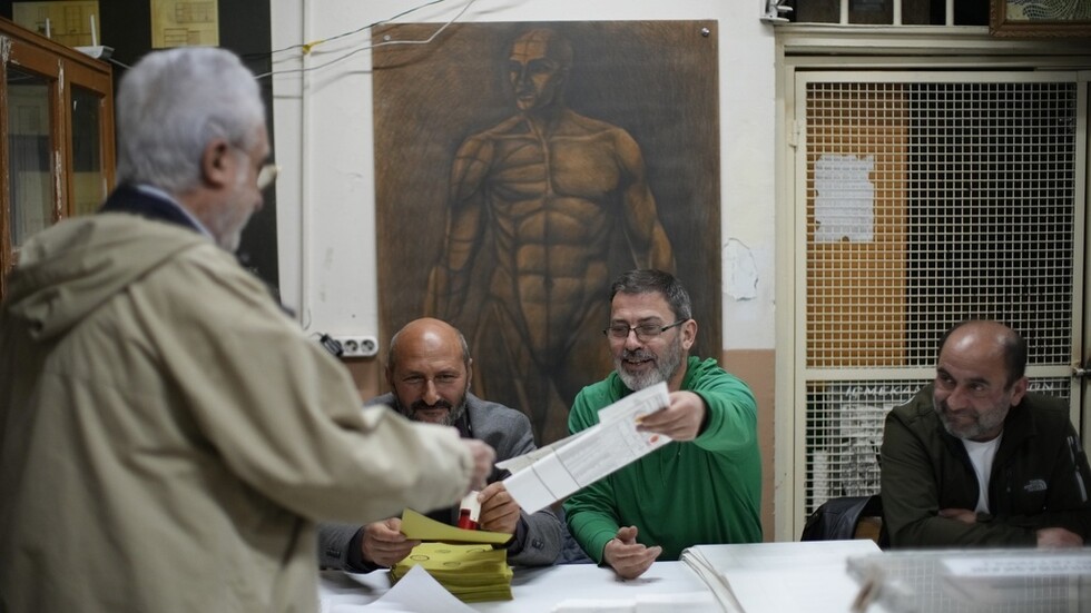 وسائل إعلام: منع الناخبين الأتراك من استخدام الهواتف المحمولة والكاميرات أثناء التصويت