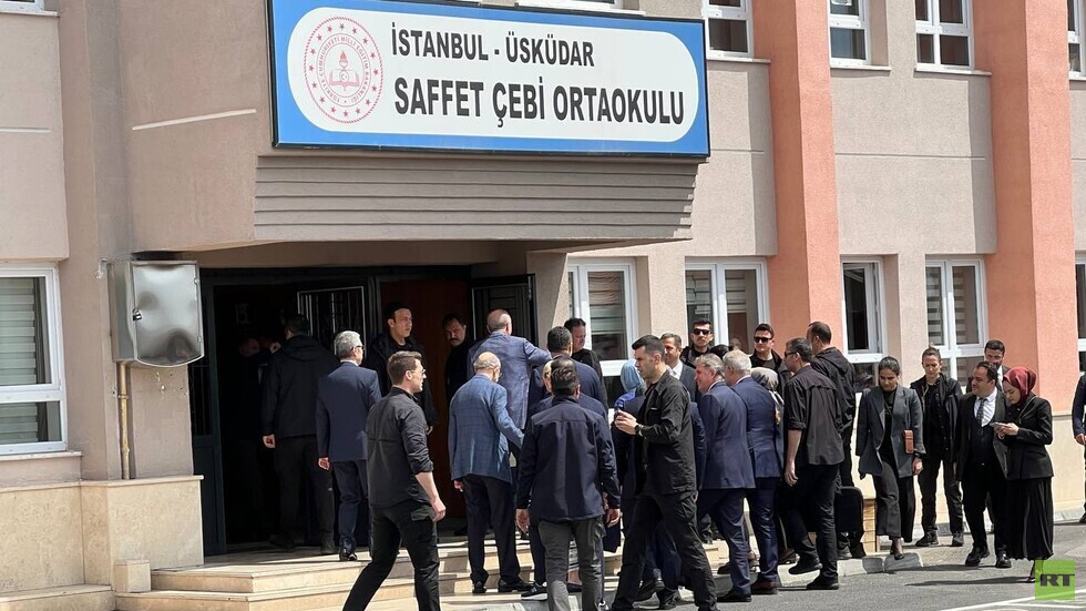 مرشح تحالف الجمهور الحاكم رجب طيب أردوغان يدلي بصوته في الانتخابات التركية (صور)