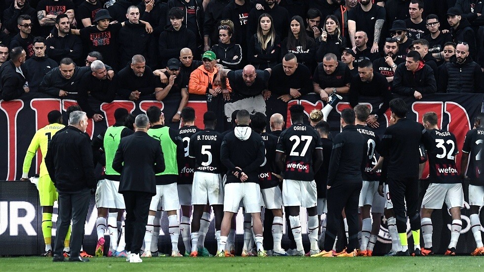 لقطة مميزة.. رد فعل لاعبي ميلان تجاه مشجعيه 