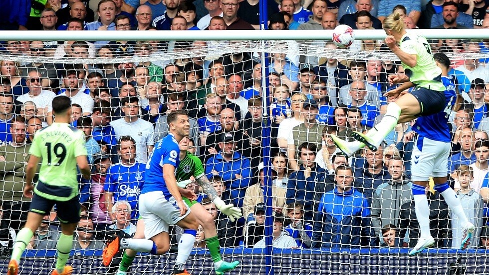 مانشستر سيتي على بعد خطوتين من التتويج بلقب الدوري (فيديو)