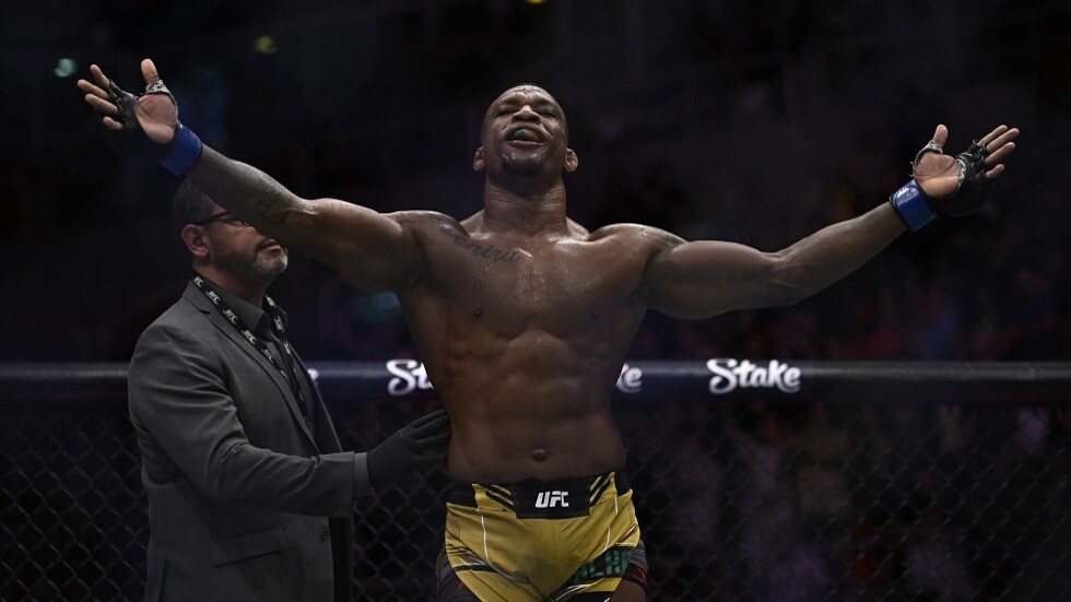 شاهد.. مقاتل مفتول العضلات يخنق "الفتى الكبير"