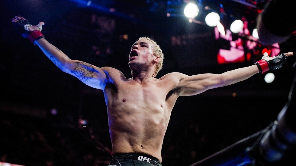 مقاتل يربح مكافأة إضافية بقيمة 50 ألف دولار لقاء ضربة قاضية في 13 ثانية (فيديو)