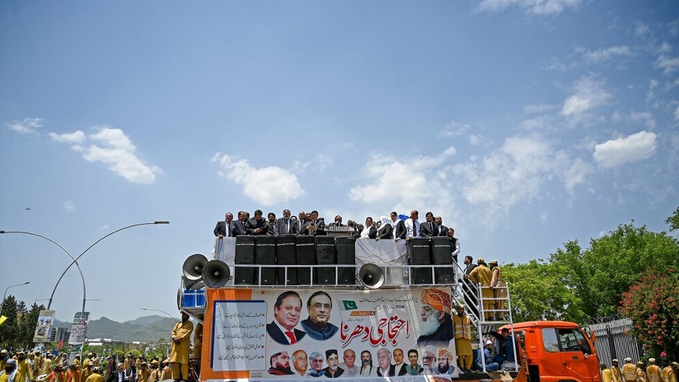 أنصار الحكومة الباكستانية ينظمون احتجاجا على إطلاق سراح خان