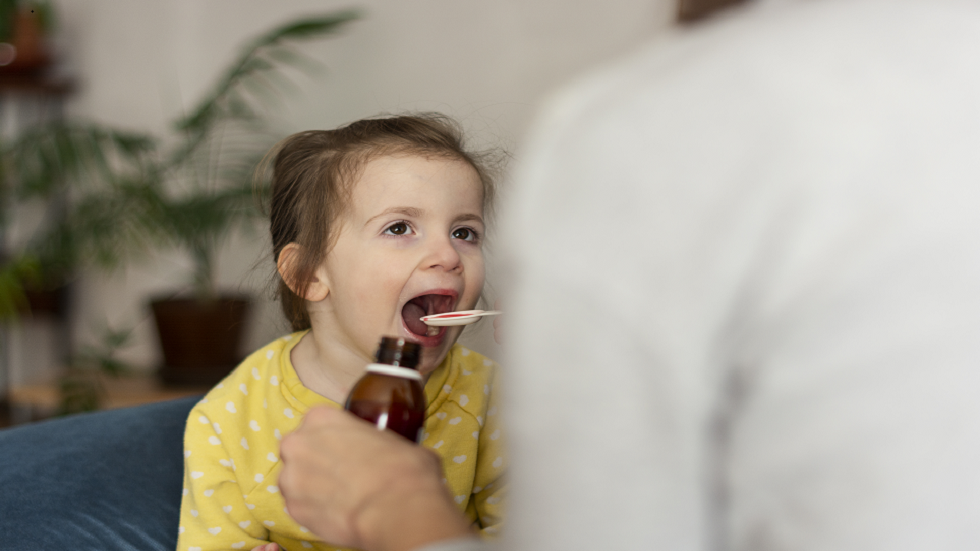 خبراء يحذرون من خطر شراب السعال على الأطفال ويكشفون الأسباب!