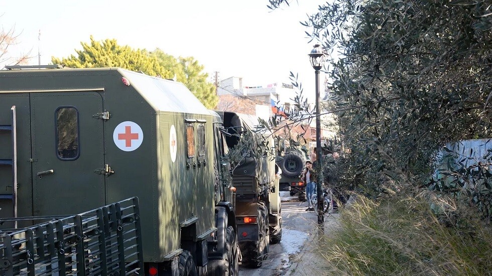 سوريون يرفعون علما ضخما لروسيا في اللاذقية امتنانا لدعمها في مواجهة كارثة الزلزال