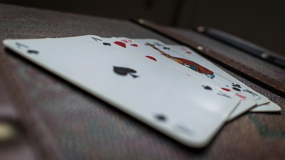 مصادرة أوراق لعب مشعّة معدة للغش مع مسافرة فيتنامية قادمة من دبي إلى موسكو