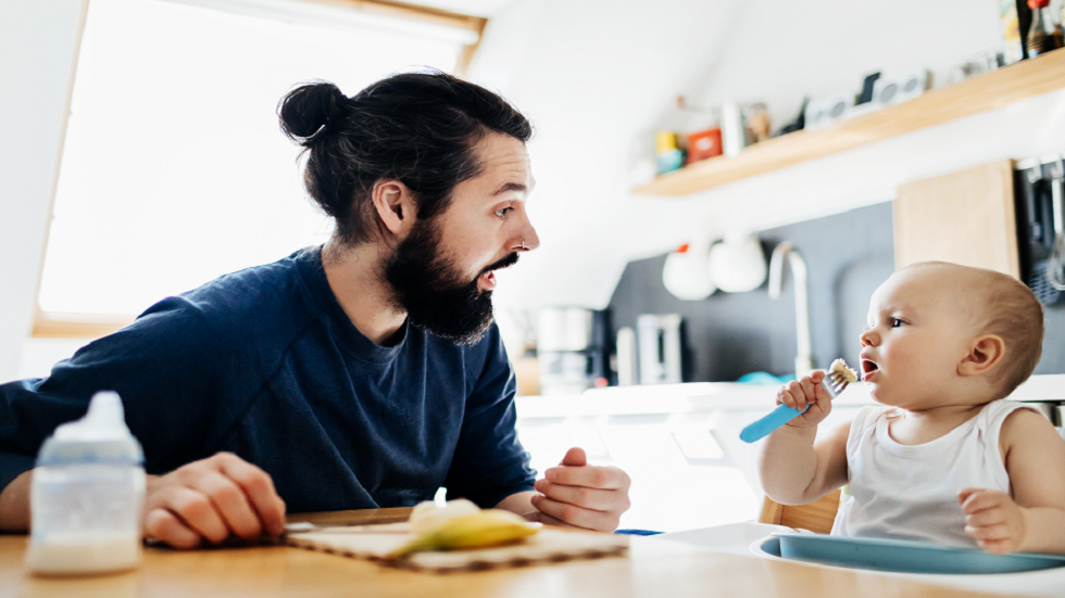 تحدثك إلى طفلك يمكن أن يغير دماغه على المستوى الخلوي!