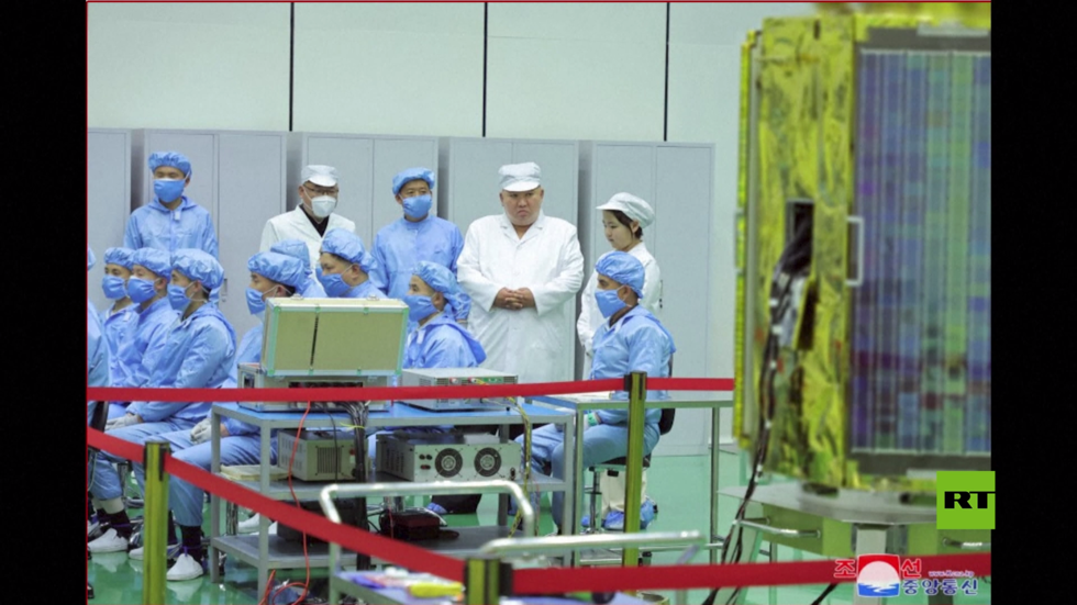 شاهد.. الزعيم الكوري يراقب سير تنفيذ مشروع القمر الصناعي للتجسس