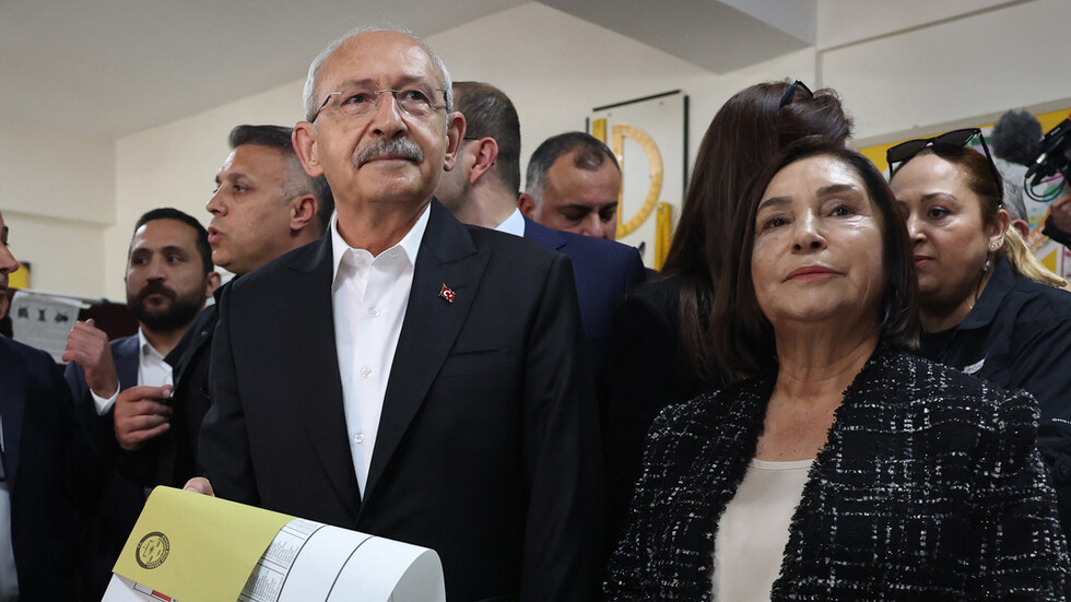 زوجة كيليتشدار أوغلو تلجأ إلى "سوار مارتينيتشكا" وتغرد بخصوص الانتخابات (صورة)