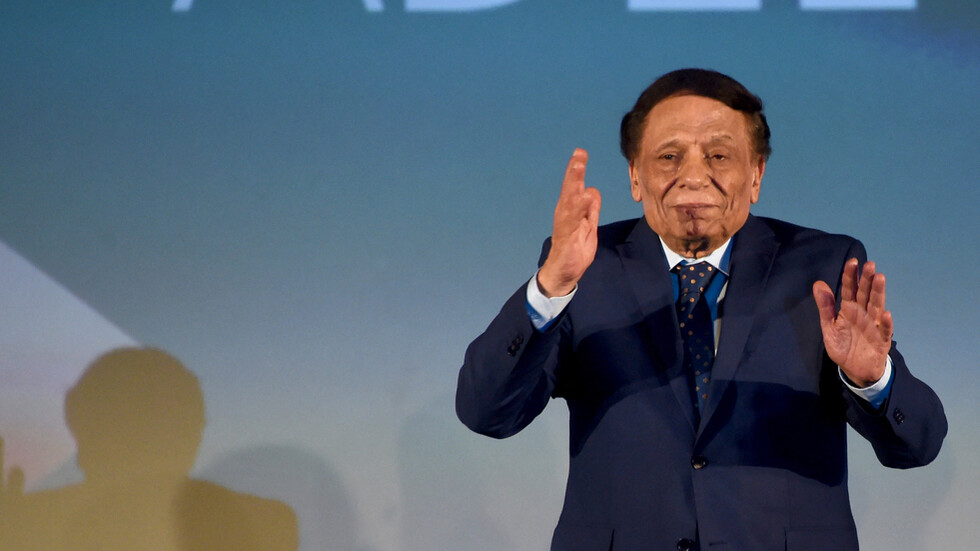 الزعيم عادل إمام يفاجئ إعلاميا مصريا ويمازحه على الهواء