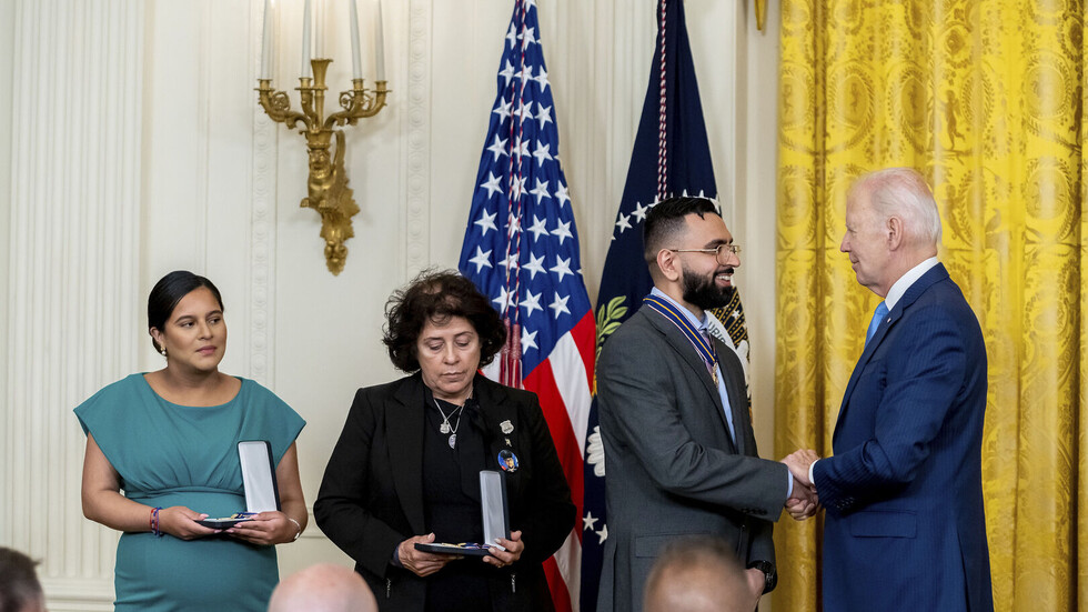 "بالكاد كظمت غيظها".. شاهد ردة فعل امرأة أمام بايدن لحظة تقليدها وساما نيابة عن ابنها الراحل (فيديو)