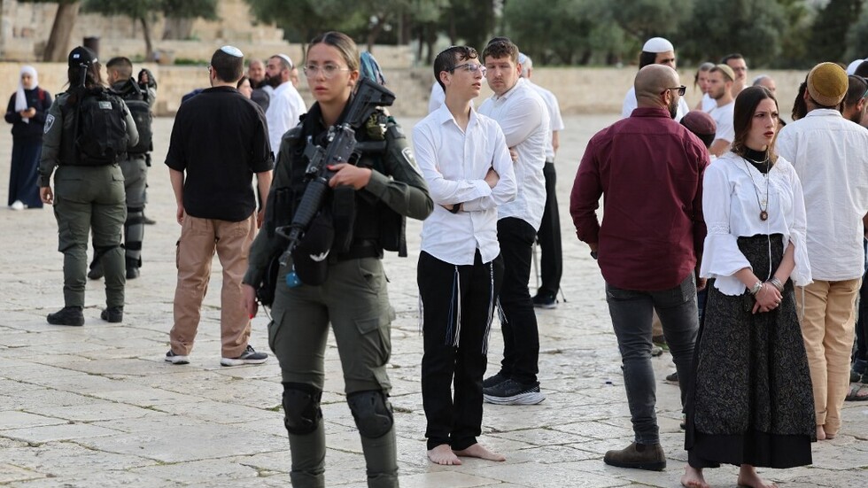 تحضيرا لـ"مسيرة الأعلام" الجيش الإسرائيلي يغلق المصلى القبلي (فيديو)