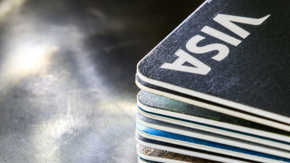 العراق.. السلطات تحبط عملية تهريب أموال عبر بطاقات "فيزا"