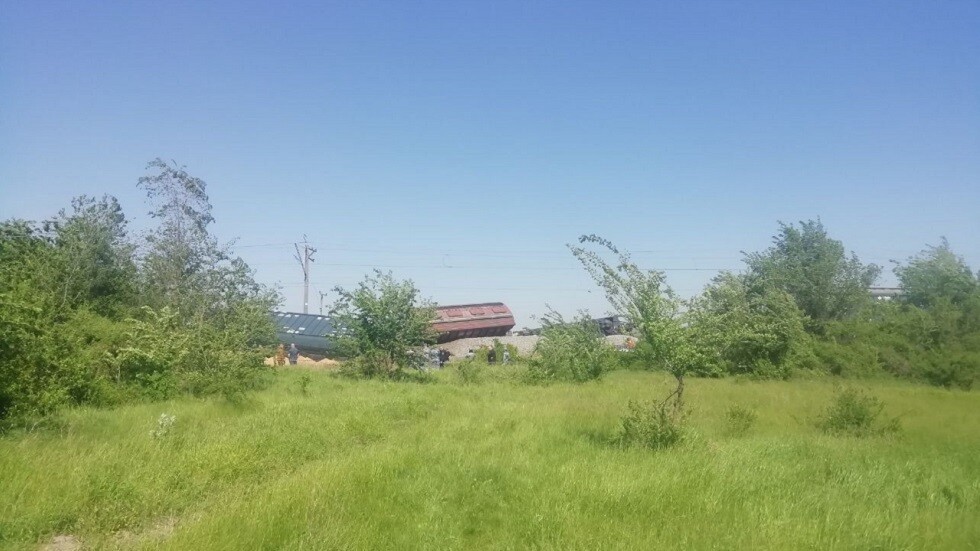 عربات قطار محمل بالحبوب تنحرف عن السكة في القرم (فيديو)