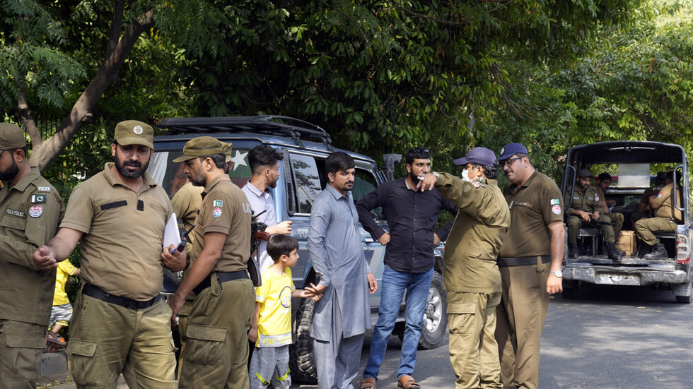 الشرطة الباكستانية تحاصر منزل عمران خان مع انتهاء مهلة تسليم مشتبه بهم