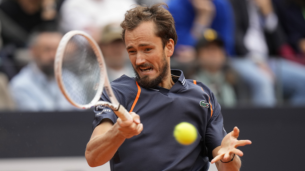 الروسي مدفيديف يصعد إلى نصف نهائي دورة روما