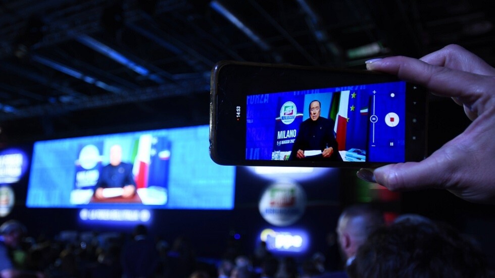 يعاني من مرض نادر.. وسائل إعلام إيطالية تعلن موعد خروج برلسكوني من المستشفى