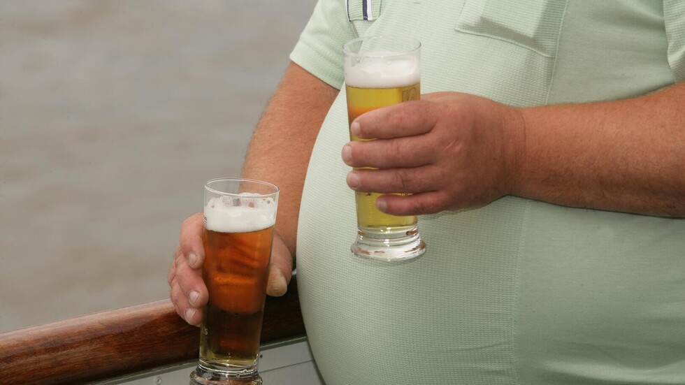 جراح يحذر من أمراض مميتة يسببها شرب البيرة
