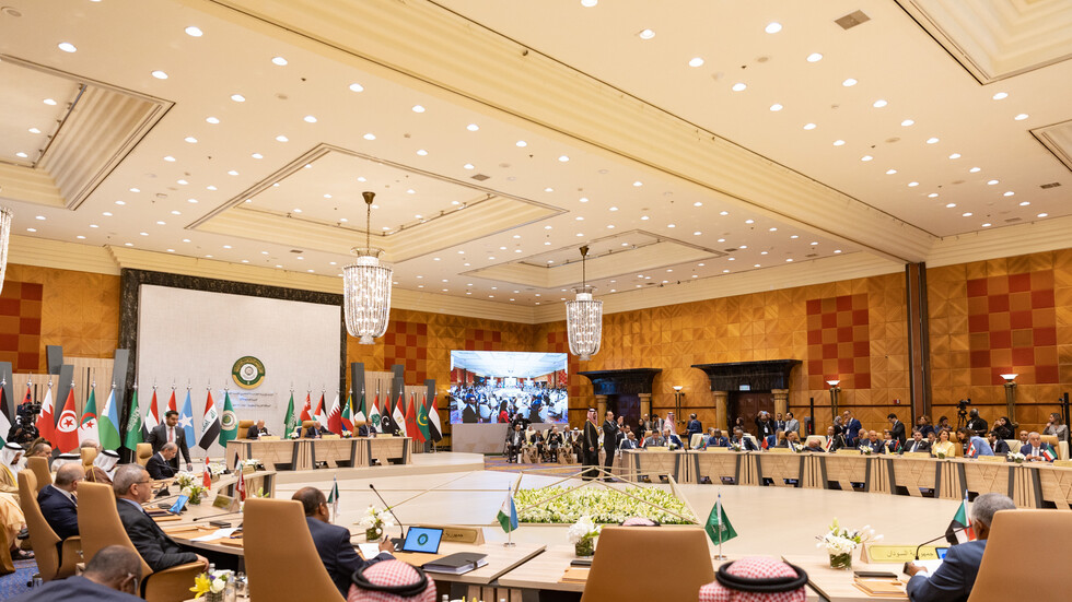 وصول نائب رئيس الإمارات منصور بن زايد آل نهيان إلى جدة للمشاركة في القمة العربية (فيديو)