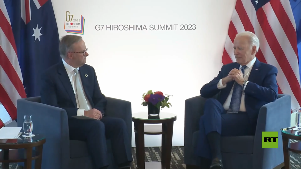 بايدن يطلب من الصحفيين السكوت أثناء لقائه مع رئيس الوزراء الأسترالي