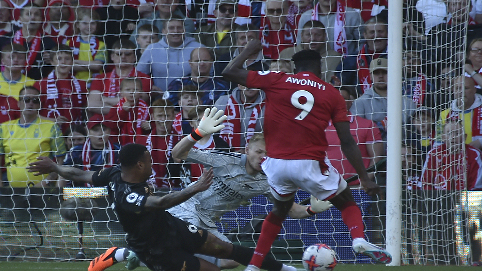 مانشستر سيتي يتوج بطلا للدوري الإنجليزي بعد خسارة ملاحقه أرسنال